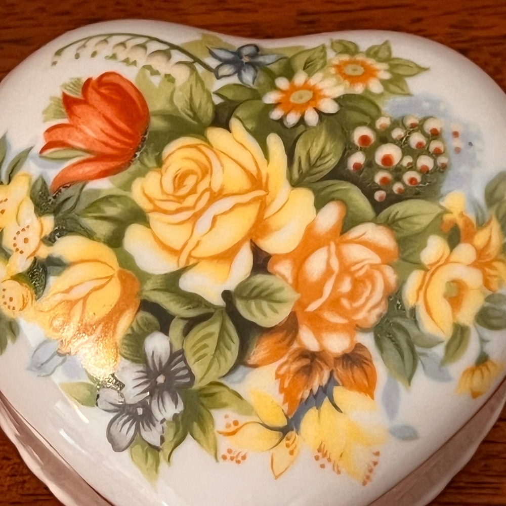 Vintage Heart Shaped Porcelain Trinket Box Floral Rose Gold Trim Scalloped Base - Picture 12 of 16